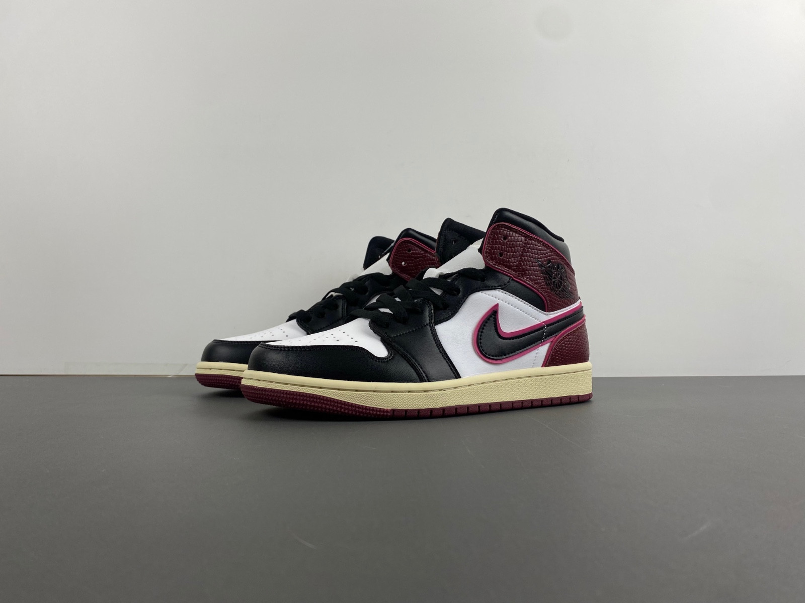 air jordan 1 mid wmns "sail/black/active pink" fq7818-101