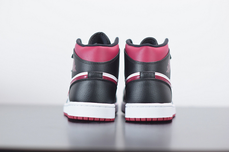 air jordan 1 mid resembles the “bred toe” 554724-066