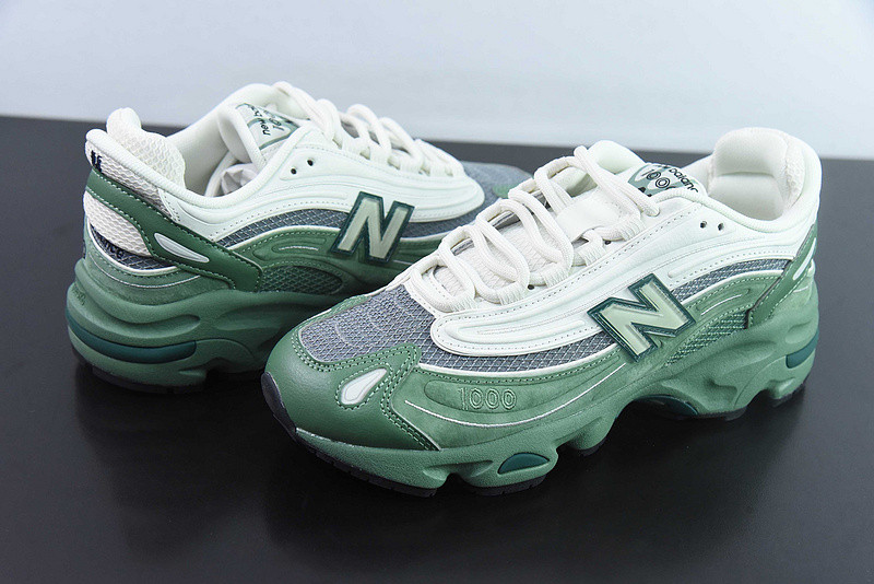 NEW BALANCE SNEAKER
