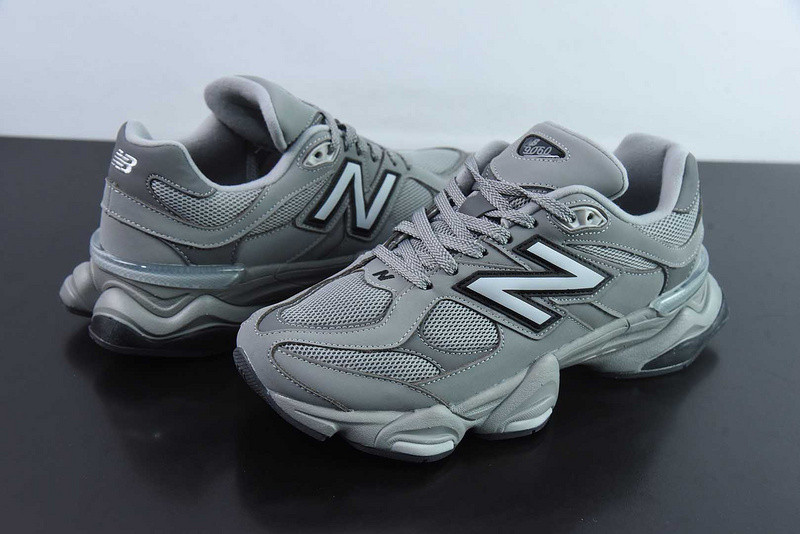 NEW BALANCE SNEAKER