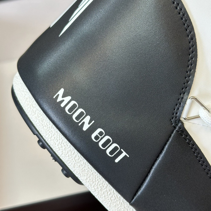 mOON bOOT