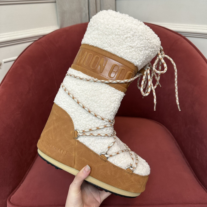 mOON bOOT