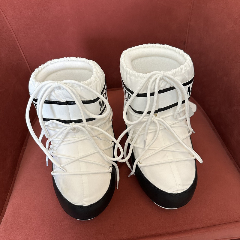 mOON bOOT