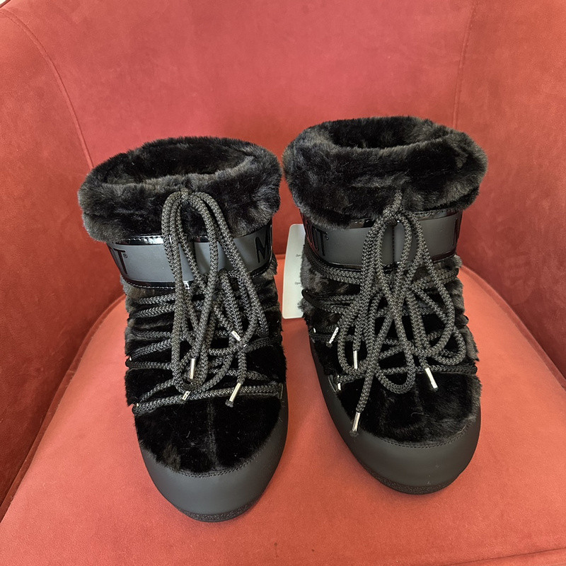 mOON bOOT